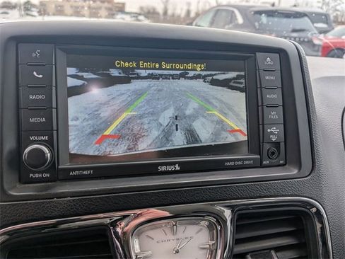 Used 2014 Chrysler Town & Country Touring image 19