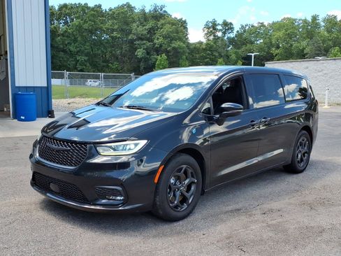 Used 2022 Chrysler Pacifica Touring-L w/ S Appearance Package FWD image 3