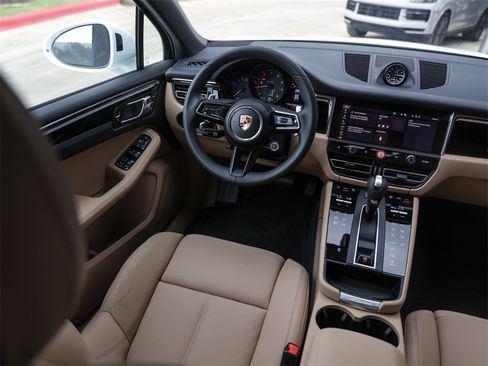 Used 2025 Porsche Macan image 35