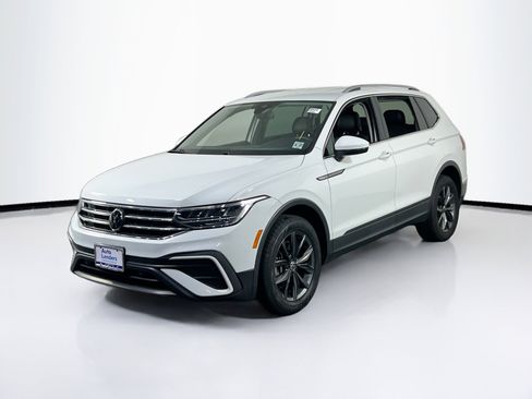 Used 2022 Volkswagen Tiguan SE image 1