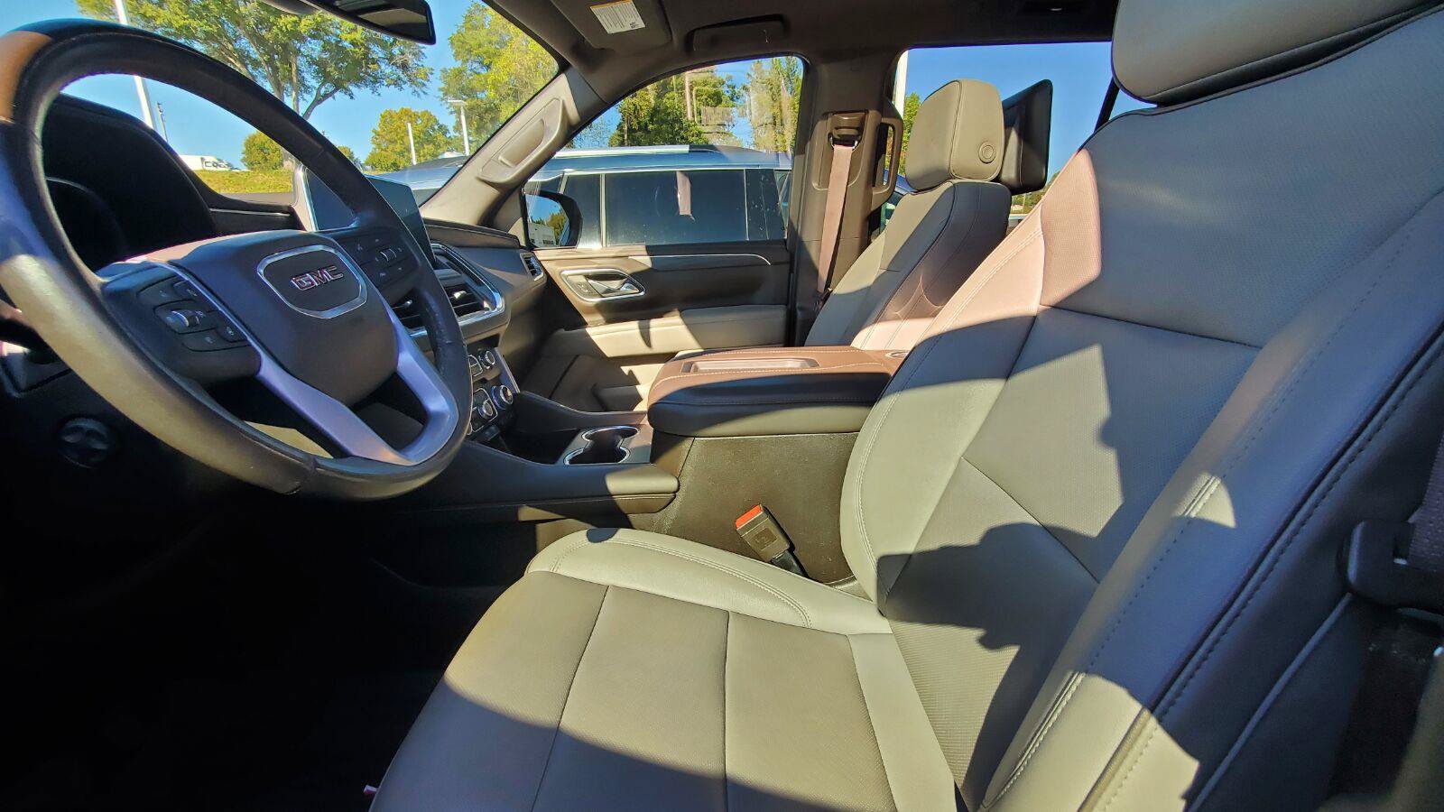 Used 2022 GMC Yukon SLT w/ SLT Premium Package AWD/4WD image 3