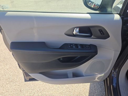 Used 2023 Chrysler Pacifica Touring-L FWD image 11