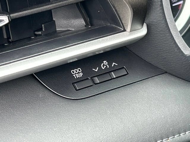 Used 2022 Toyota Highlander XLE AWD/4WD image 19
