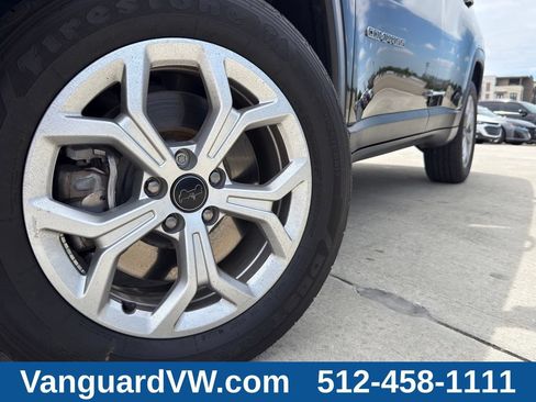 Used 2025 Jeep Compass Latitude w/ Convenience Group AWD/4WD image 4