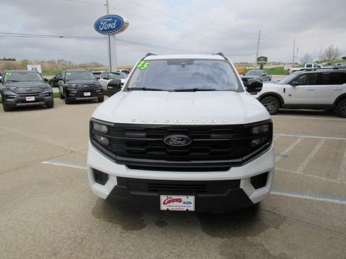 Used 2025 Ford Expedition Active AWD/4WD image 2
