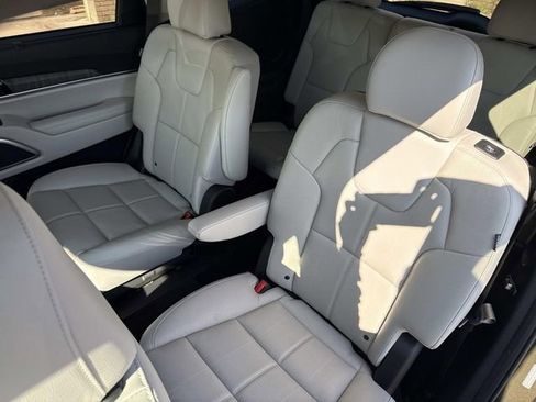 Used 2024 Kia Telluride EX w/ EX Captain's Chair Package image 24