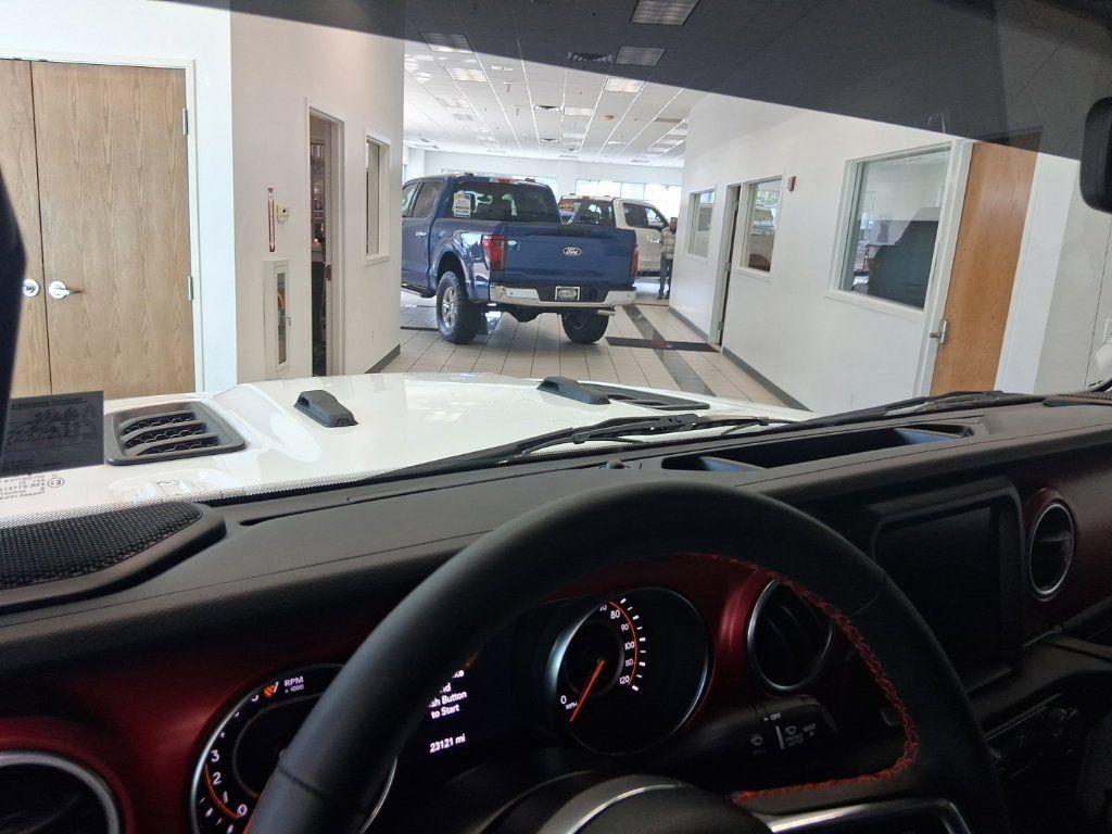 Used 2023 Jeep Gladiator Rubicon w/ Cold Weather Group AWD/4WD image 2