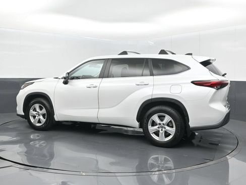 Used 2023 Toyota Highlander L FWD image 4