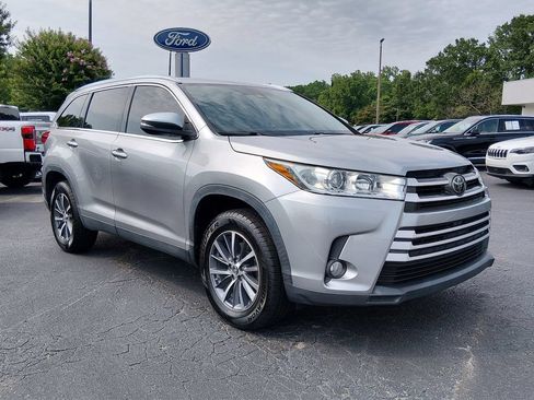 Used 2019 Toyota Highlander XLE FWD image 2