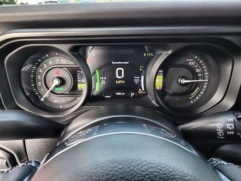 Used 2025 Jeep Wrangler Unlimited Sahara AWD/4WD image 23