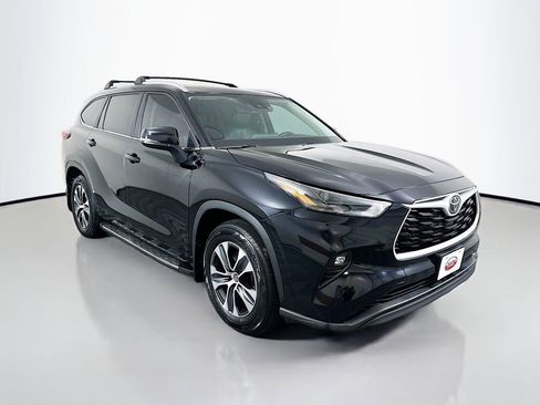 Used 2023 Toyota Highlander XLE FWD image 3
