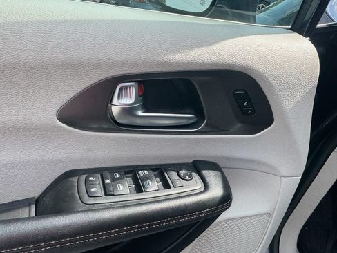 Used 2020 Chrysler Pacifica Touring-L FWD image 17