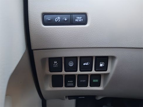 Used 2020 Nissan Rogue SV image 16