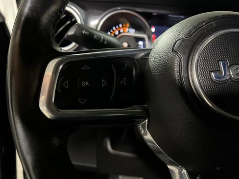 Used 2022 Jeep Wrangler Unlimited Sahara AWD/4WD image 19