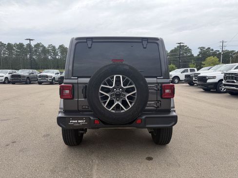 Used 2025 Jeep Wrangler Unlimited Sahara w/ Safety Group AWD/4WD image 5