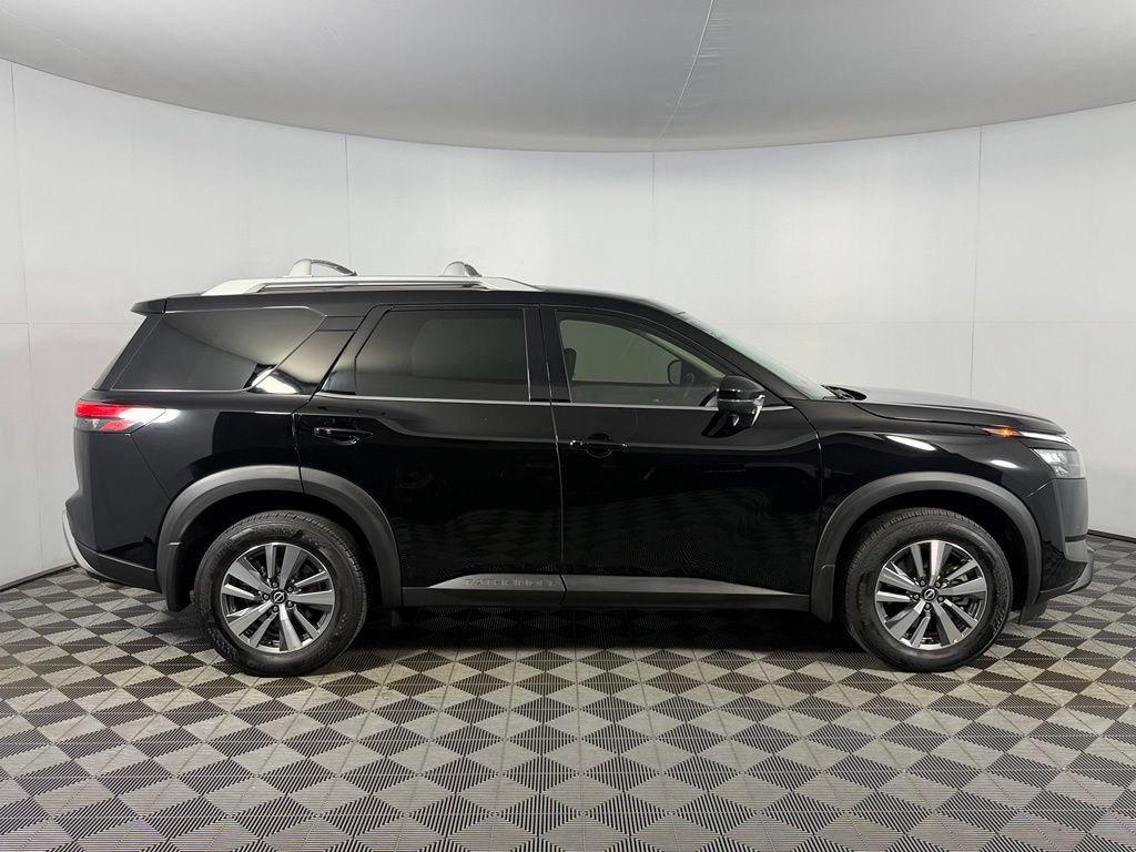 Used 2025 Nissan Pathfinder SL FWD image 6