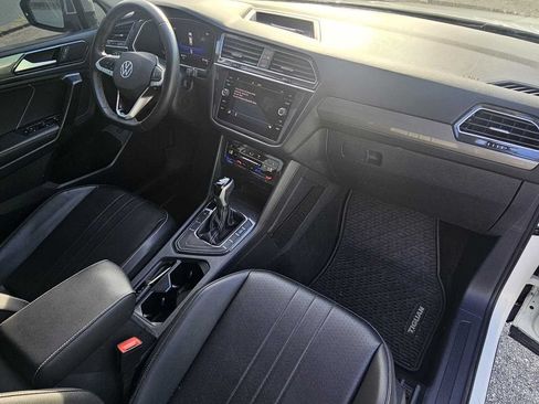 Used 2024 Volkswagen Tiguan SE w/ Panoramic Sunroof Package FWD image 31