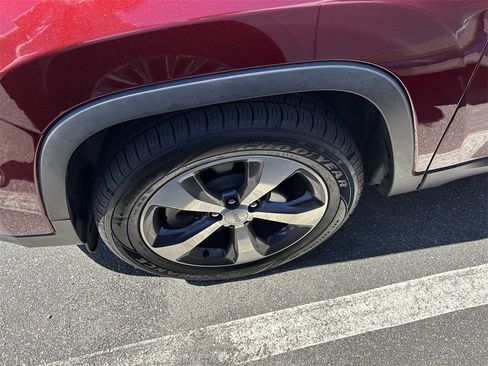 Used 2019 Jeep Cherokee Limited image 10