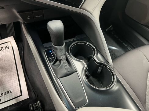 Used 2018 Toyota Camry LE image 21