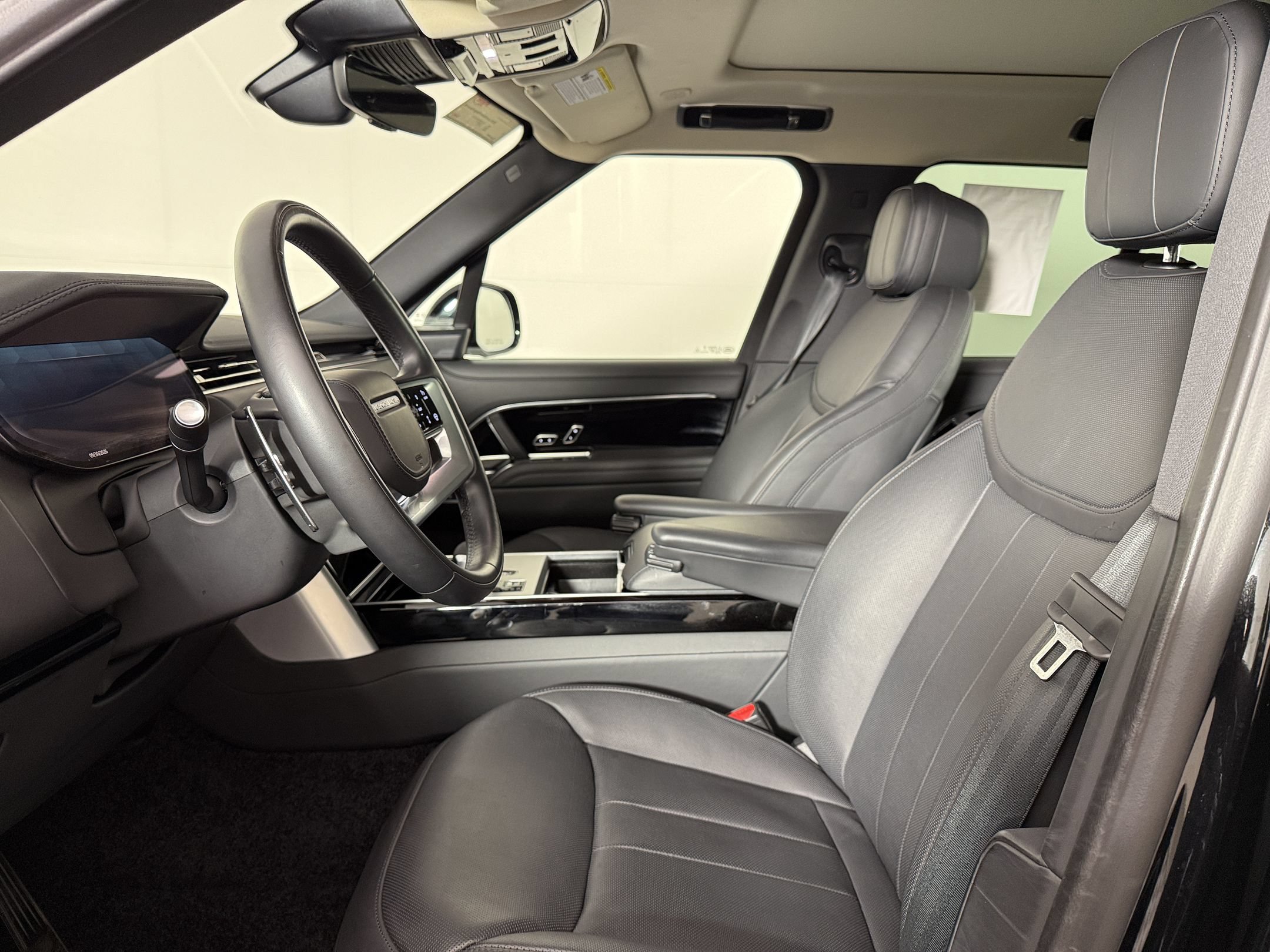 Used 2025 Land Rover Range Rover SE AWD/4WD image 5
