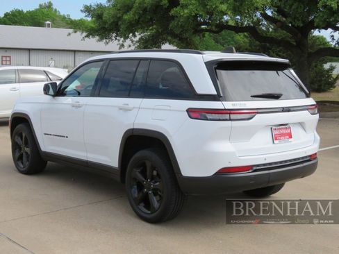 Used 2023 Jeep Grand Cherokee Altitude RWD image 3