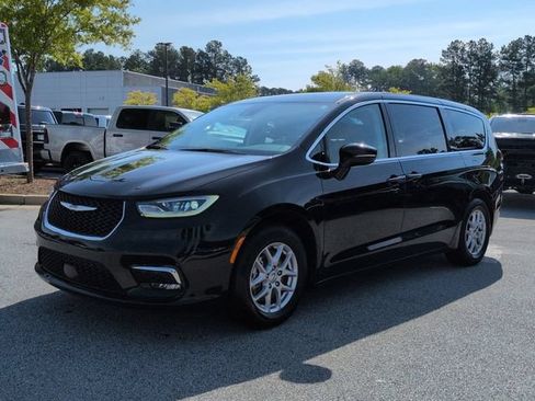 Certified 2024 Chrysler Pacifica Touring-L FWD image 7