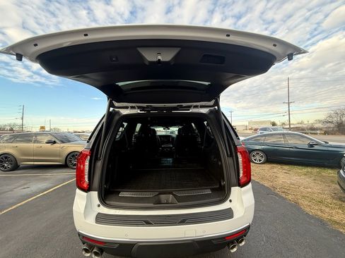Used 2022 GMC Yukon XL Denali image 10