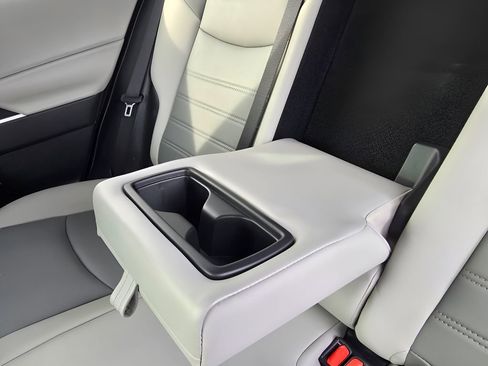 Used 2021 Toyota RAV4 XLE Premium image 29