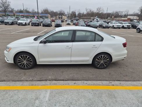Used 2016 Volkswagen Jetta Sport image 10