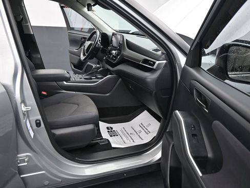Used 2021 Toyota Highlander LE image 24