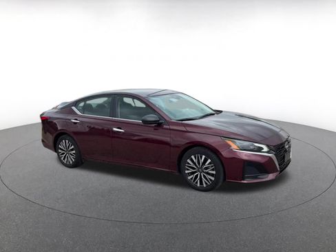 Used 2025 Nissan Altima 2.5 SV FWD image 2