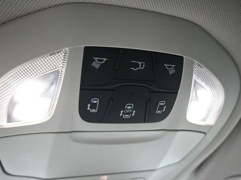 Used 2024 Chrysler Pacifica Touring-L image 27