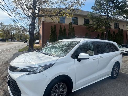 Used 2022 Toyota Sienna LE FWD image 1