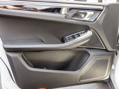 Certified 2023 Porsche Macan AWD/4WD image 18