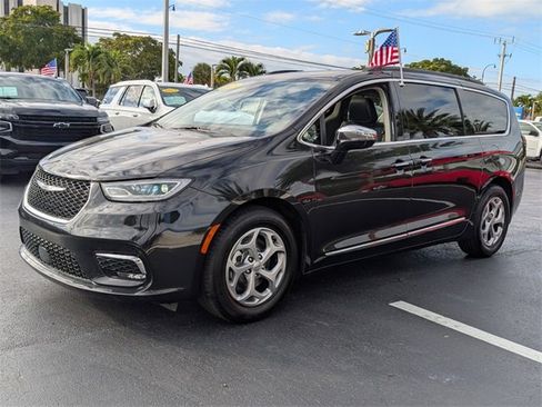 Used 2023 Chrysler Pacifica Limited image 44