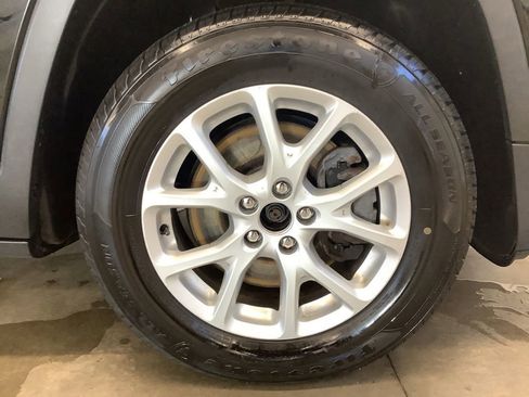 Used 2018 Jeep Cherokee Latitude Plus w/ Cold Weather Group AWD/4WD image 21