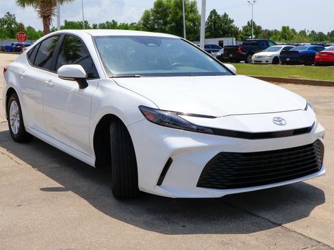 Used 2025 Toyota Camry LE w/ Convenience Package FWD image 24