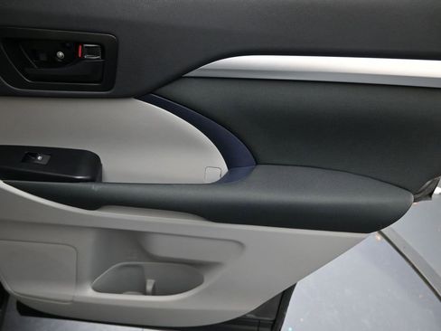 Used 2019 Toyota Highlander LE image 25