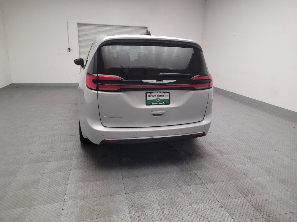 Used 2024 Chrysler Pacifica Touring-L FWD image 6