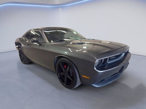 Used 2014 Dodge Challenger SXT RWD image 1