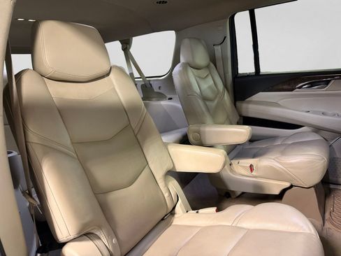 Used 2018 Cadillac Escalade ESV Premium Luxury AWD/4WD image 25