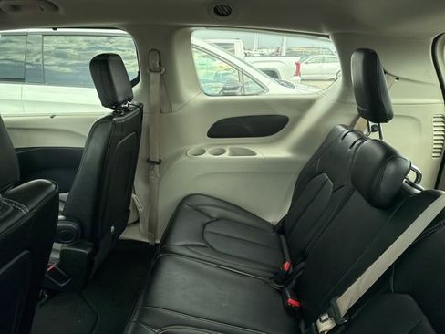 Used 2024 Chrysler Pacifica Touring-L image 27