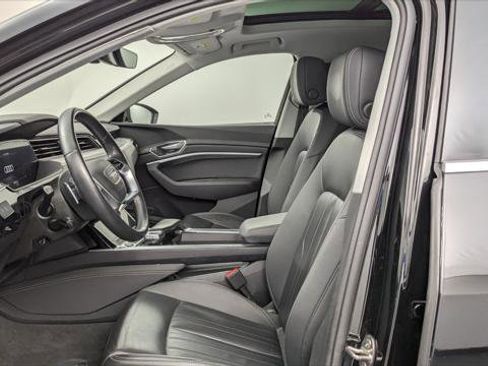 Used 2023 Audi e-tron Premium image 14