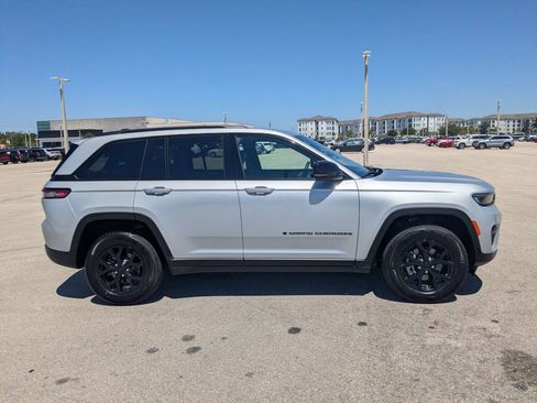 Used 2025 Jeep Grand Cherokee Altitude AWD/4WD image 4
