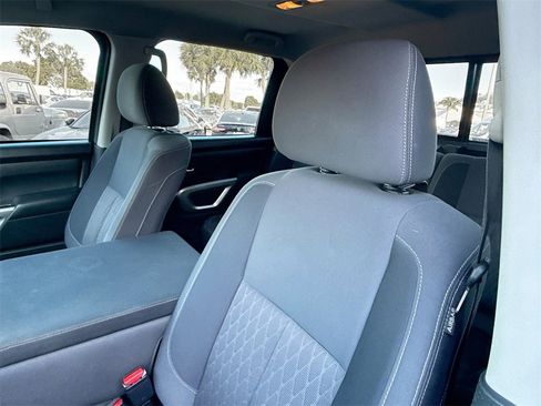 Used 2021 Nissan Titan SV image 17