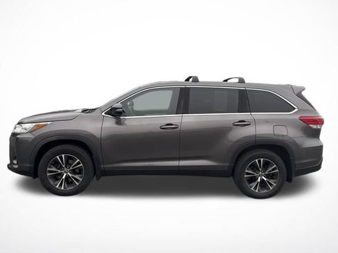 Used 2019 Toyota Highlander LE AWD/4WD image 2