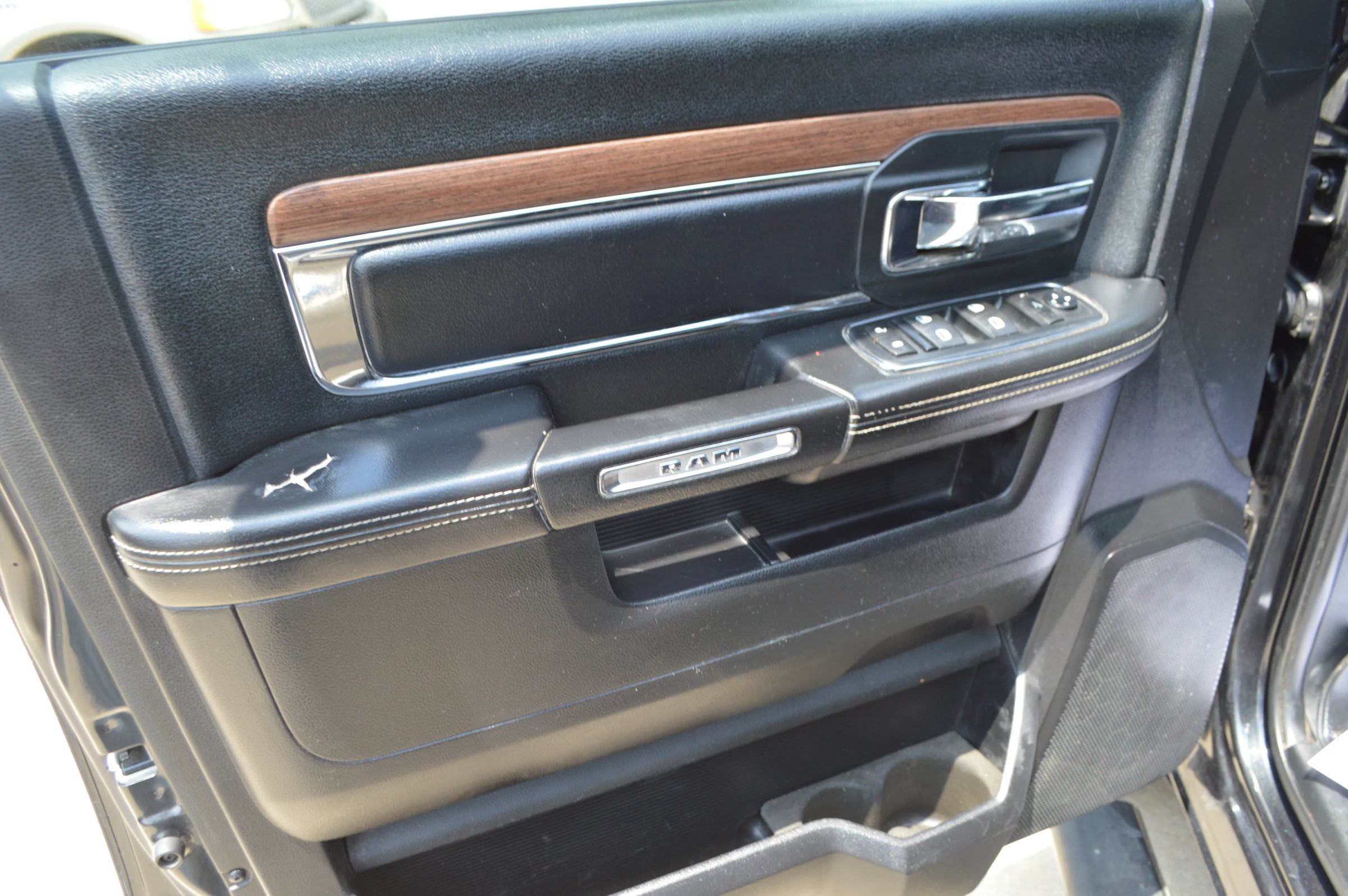 Used 2015 RAM 1500 Laramie w/ Convenience Group AWD/4WD image 14