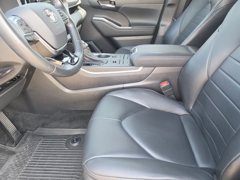 Used 2021 Toyota Highlander XLE AWD/4WD image 9
