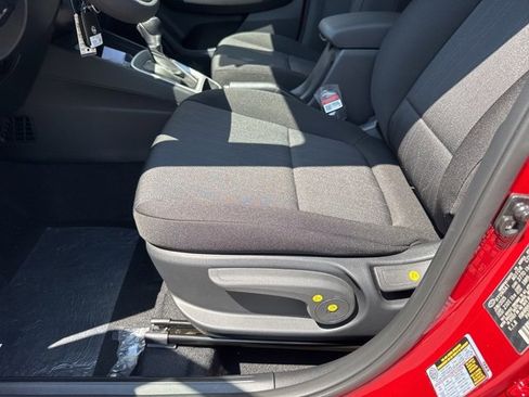 Certified 2025 Hyundai Venue SE image 12