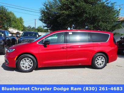 New 2025 Chrysler Pacifica Select